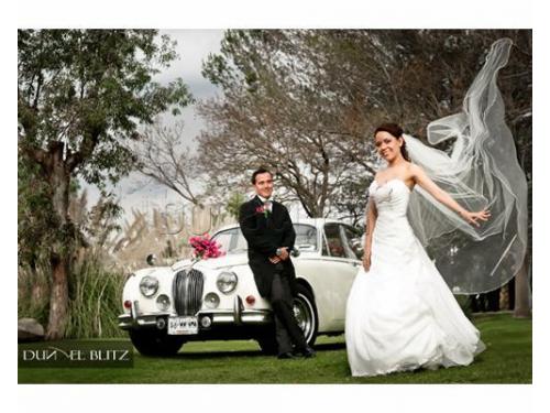 Novios en el auto de bodas