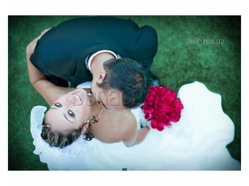 Tierno beso de los novios