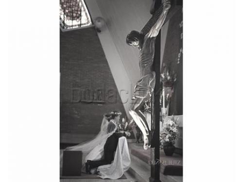 Novios en el altar