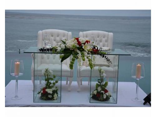Mesa de los novios con arreglo floral