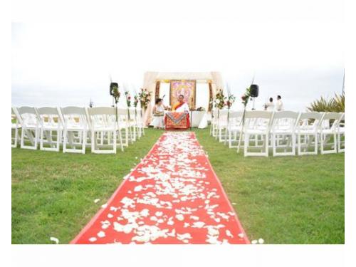 Camino con pétalos al altar