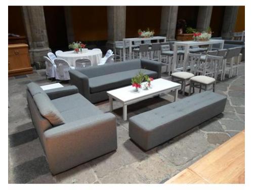 Sillones lounge con mesas y sillas periqueras