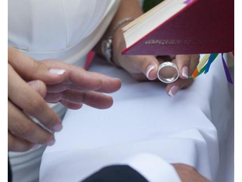 El momento de colocar el anillo