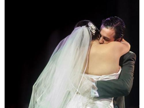 Abrazo de los novios