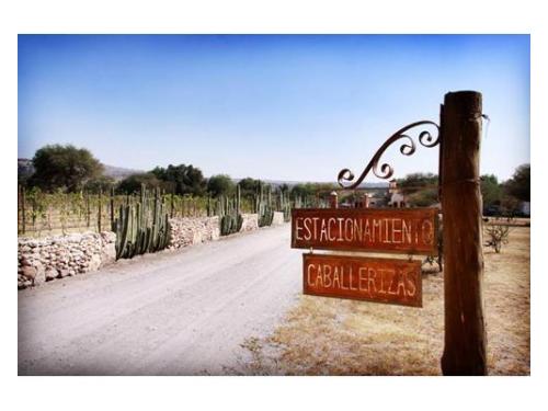 Amplio estacionamiento