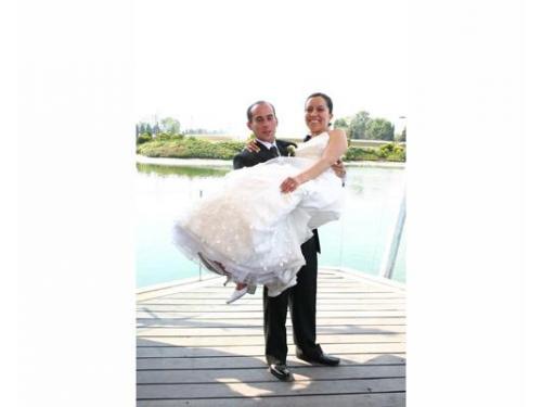 Novio cargando a la novia