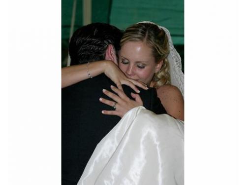 Abrazo de los novios