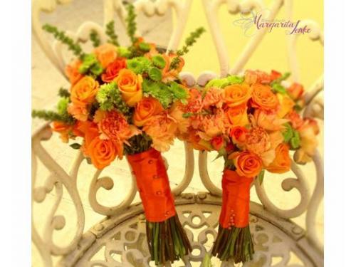 Ramos con flores anaranjadas