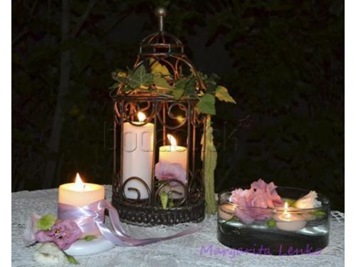 Precioso adorno de velas con flores