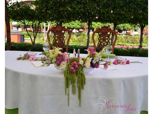 Decoración floral de la mesa de los novios