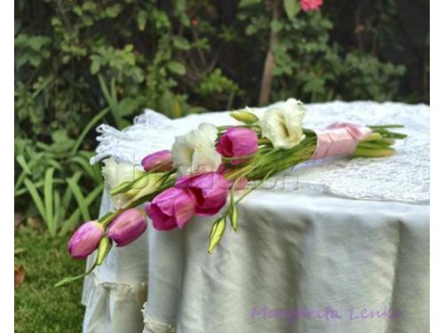 Elegante y romántico ramo de tulipanes y lisianthus