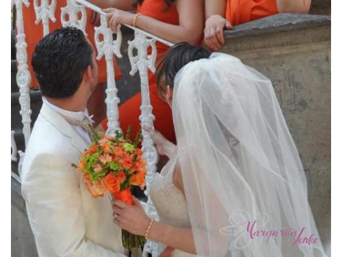 La novia presumiendo un hermoso ramo