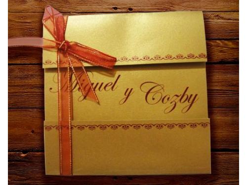 Invitación en tonos dorados con rojo