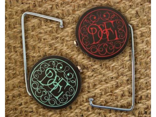 Cuelgabolsas de madera con monograma impreso