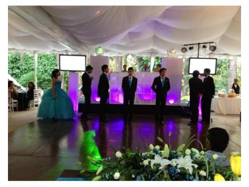 Quinceañera con sus chambelanes