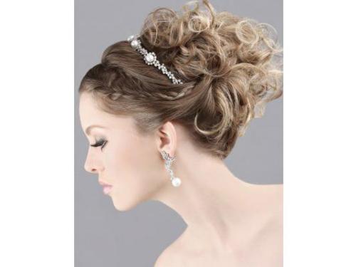 Peinado recogido con diadema