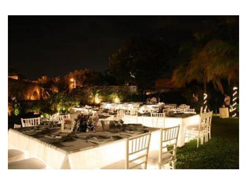 Montaje con iluminación en los grandes jardines