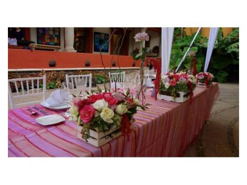 Mesa imperial con arreglos florales