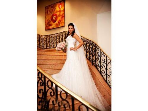 Novia posando en las escaleras