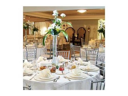 Mesa redonda con mantelería blanca