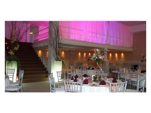 Mesas amplias con una decoración hermosa