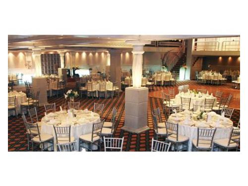 Salón de fiesta con una amplia pista