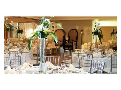 Mesas con centros de mesa hermosos