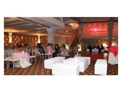 Salas lounge con mesas iluminadas