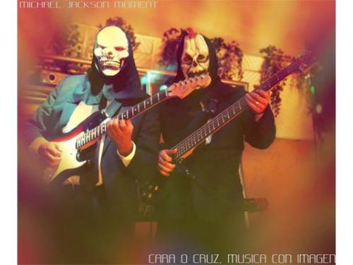 Integrantes con máscaras