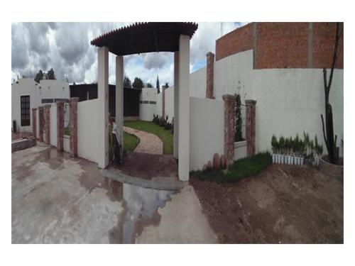 Entrada terraza jardin camino de piedra