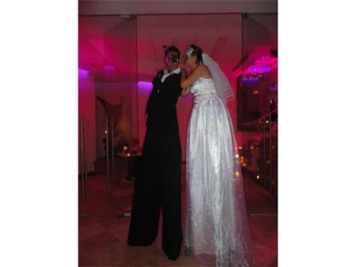 Novia  disfrutando la  boda