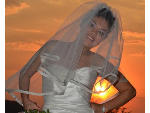 Novia con su velo y bello atardecer