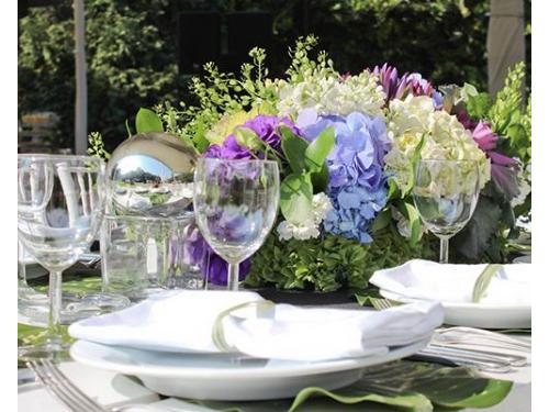 Mesa decorada con flores