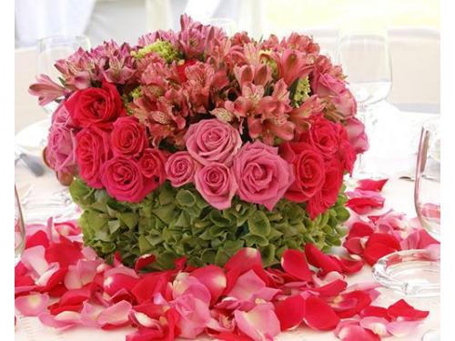 Decoración con flores y pétalos