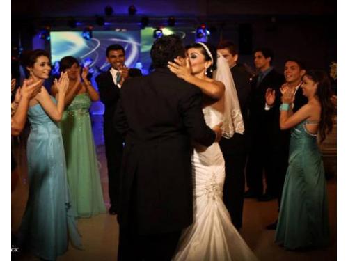 Novios bailando en la pista