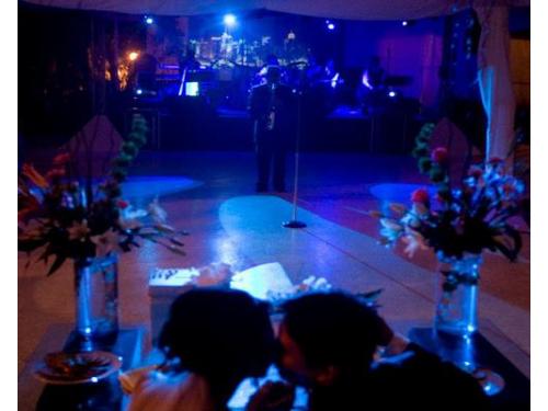 Momentos románticos con los novios