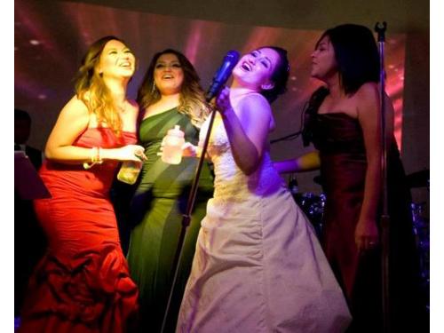 Novia bailando con sus invitadas