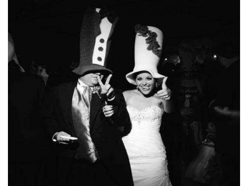 Novios con sombreros