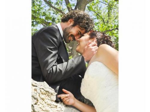 Novios a punto de besarse