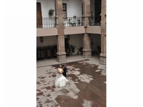 Novios en una toma lejana