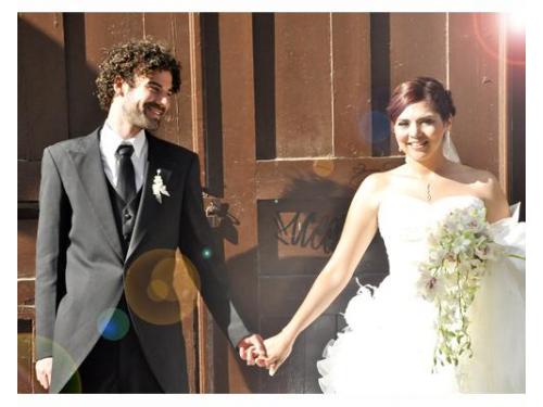 Novios tomados de la mano