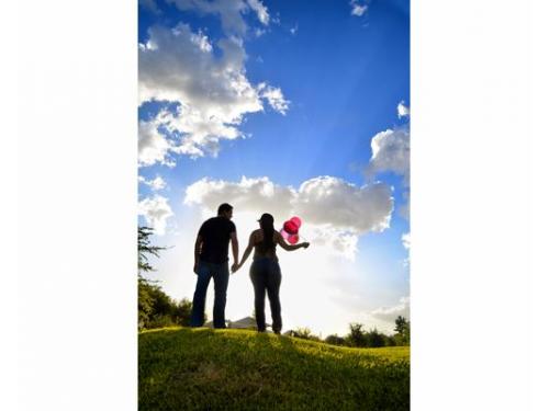 Novios con bello fondo