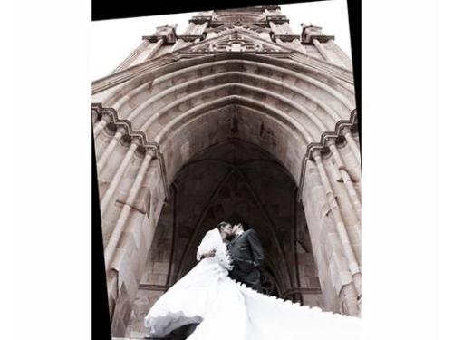 Beso afuera de la catedral