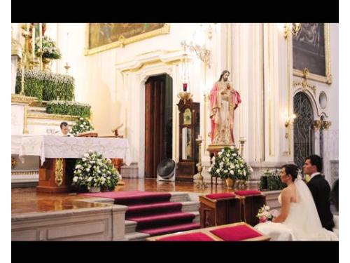 Novios en el altar