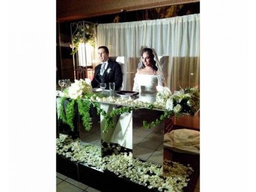Novios en la mesa de honor