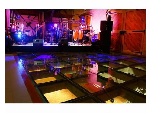 Pista de baile y escenario musical