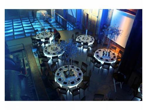 Montaje con mesas iluminadas