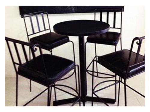 Periquera y sillas negras