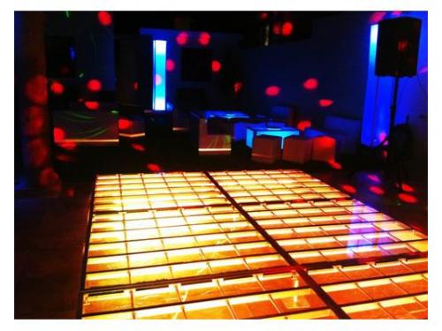 Pista iluminada ámbar