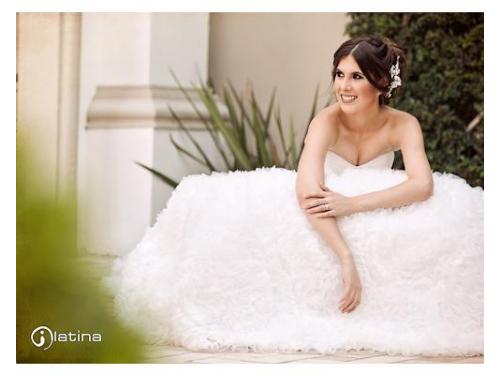 Novia sentada sonriendo